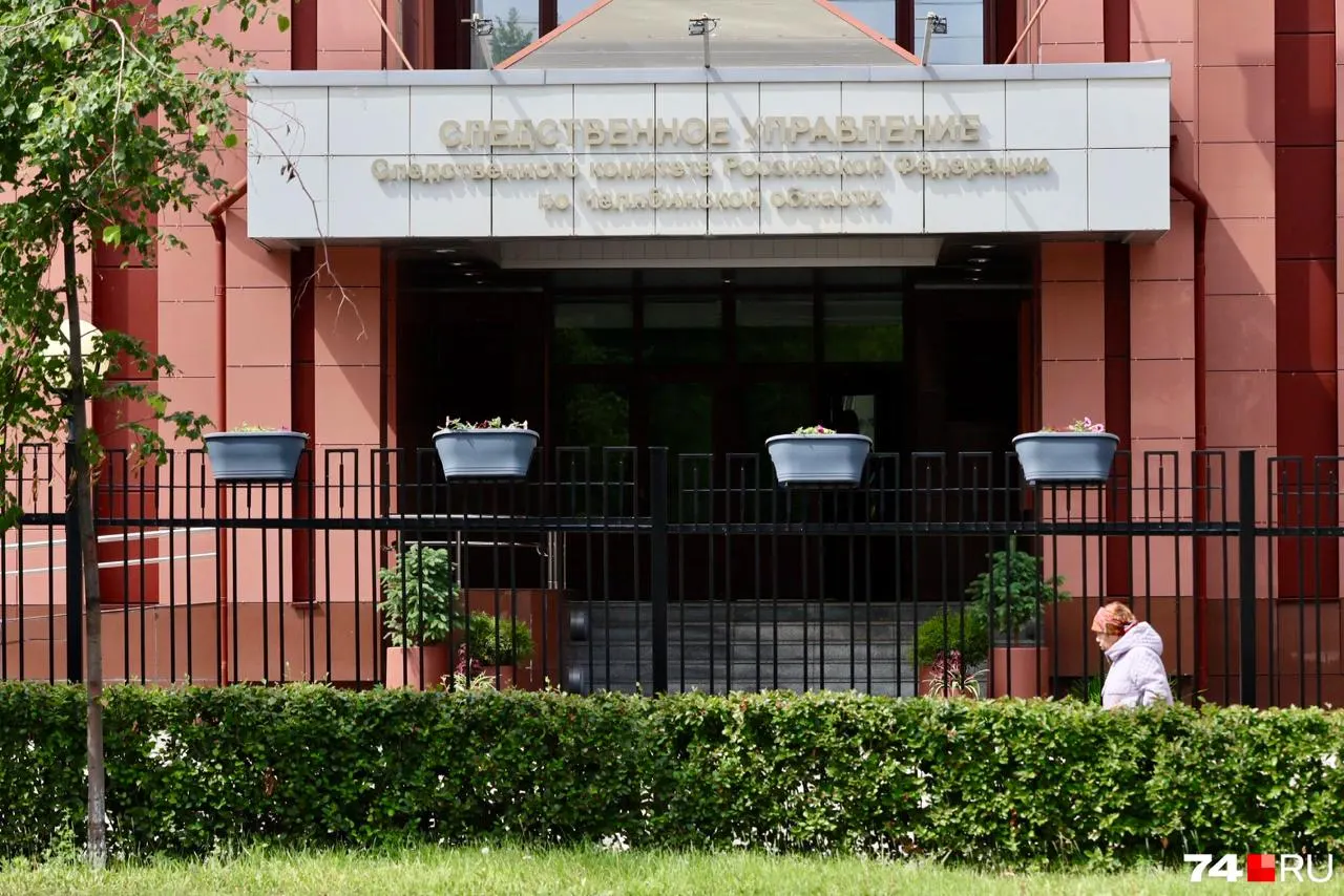 Ампельные петунии закрепили на заборе регионального управления Следственного комитета на улице Свободы так высоко, что разглядеть цветы могут лишь высокие прохожие или сотрудники кабинетов с видом на забор.