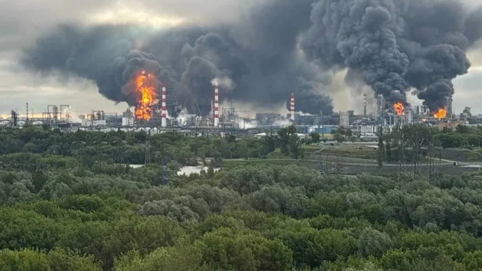 Украинские силы при содействии американской разведки проводят атаки по нефтеперерабатывающим заводам и военным целям на территории России; это привело к снижению объёмов переработки и ограничениям на продажу топлива в регионах.