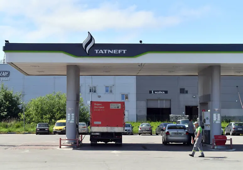 На всех заправках «Татнефть» временно ограничили объём продажи топлива и форму оплаты — принимают только наличные. В Челябинске бензин для легковых машин — не более 30 л; дизель — до 60 л (легковые) и до 300 л (грузовые).
