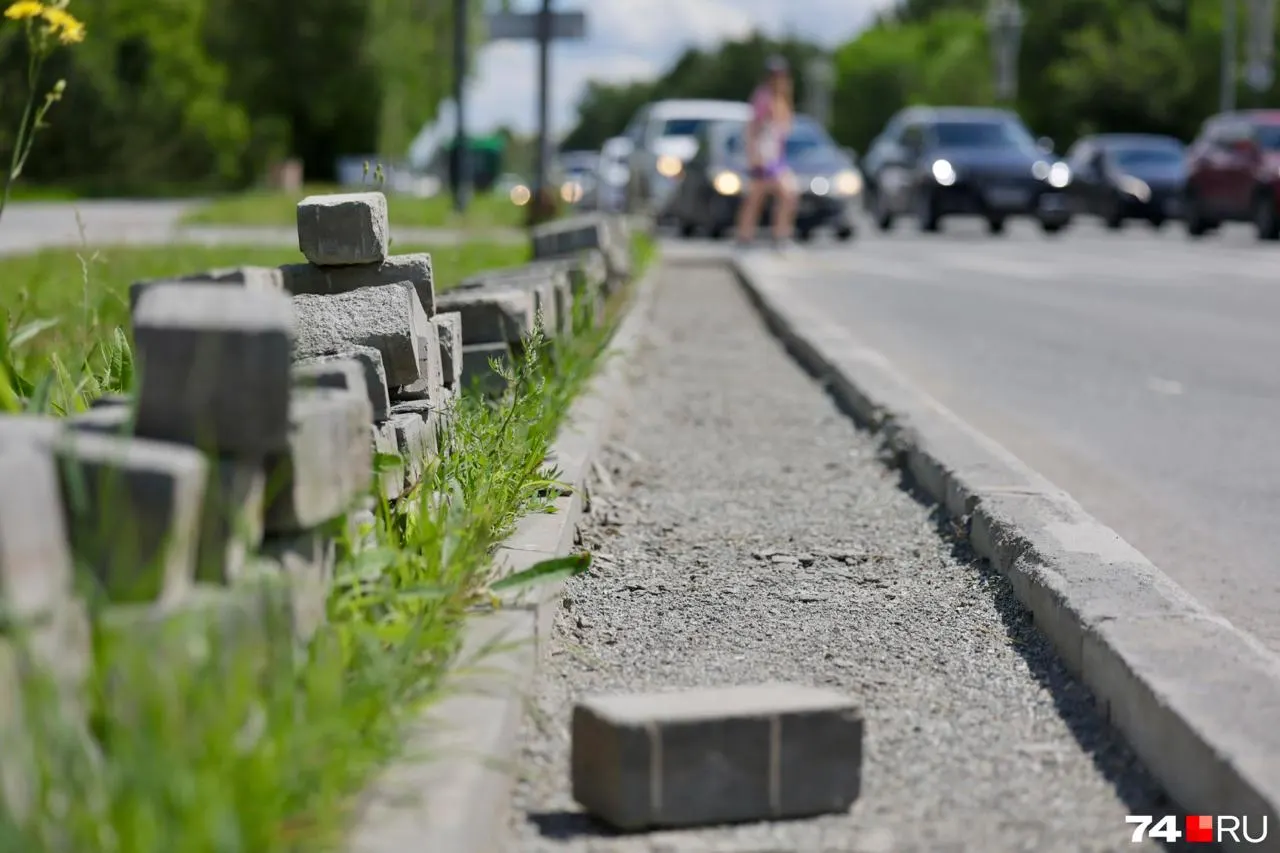 На улице Худякова вдоль городского бора подрядчик по гарантии заменяет плитку и бордюры — после зимы у части покрытия обнаружилось отслаивание верхнего слоя.