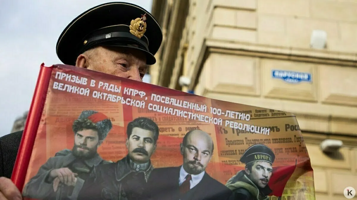 Новые правила 2026 года запрещают использовать образы умерших (реальных и вымышленных), включая синтезированные голосовые записи, а при ссылках на «иностранного агента» требуется обязательная пометка.