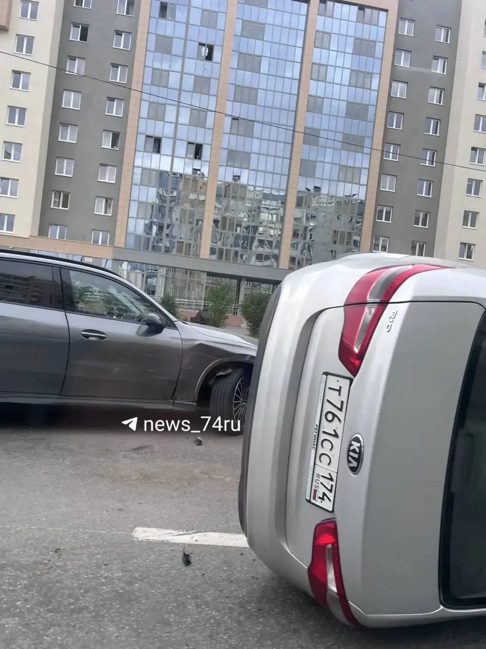 На месте ДТП работают экстренные службы, на перекрёстке образовалась пробка. Обстоятельства и информация о пострадавших уточняются.