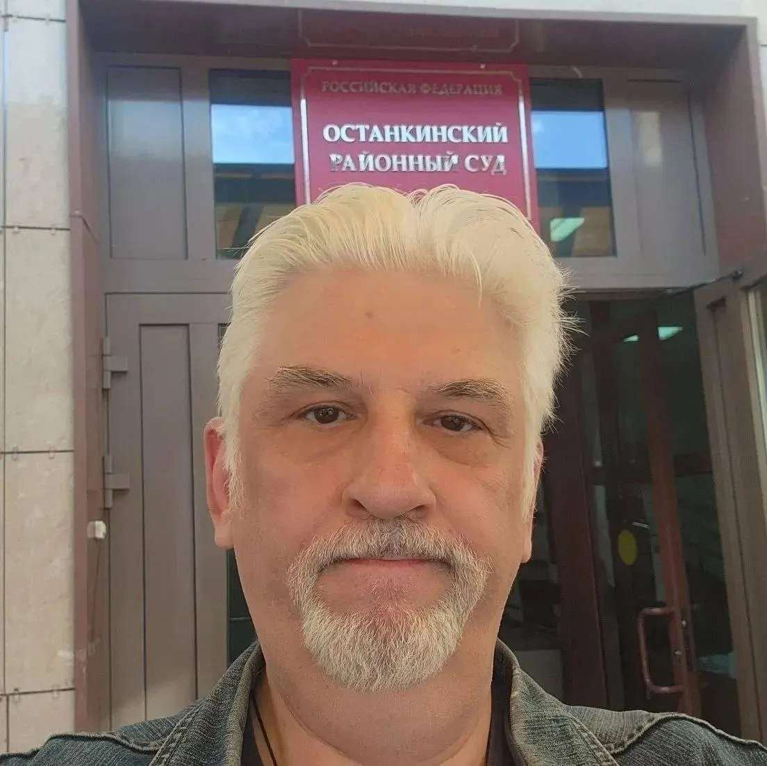 Иск челябинского певца о защите достоинства к шутке участника КВН вернули — суд посчитал, что его права не были нарушены и штраф назначать не стали.