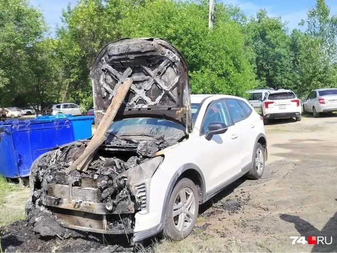 Во время праздника на лыжной базе в Челябинске загорелся новый Haval Jolion. Владелица — мама троих детей — опасается, что частная страховка не покроет ущерб; причины возгорания сейчас устанавливают специалисты.