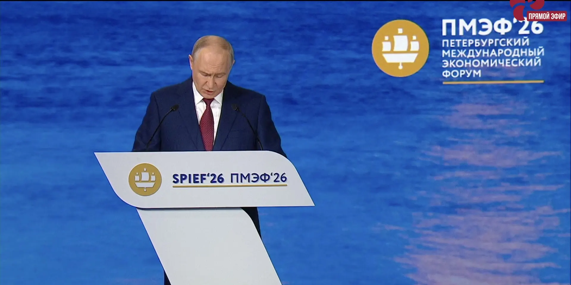 На пленарном заседании ПМЭФ президент потребовал, чтобы Госдума как можно скорее ввела в законодательство институт стажировок для выпускников колледжей и вузов — на полгода с наставниками. Окончательные условия и обязательность пока не ясны.