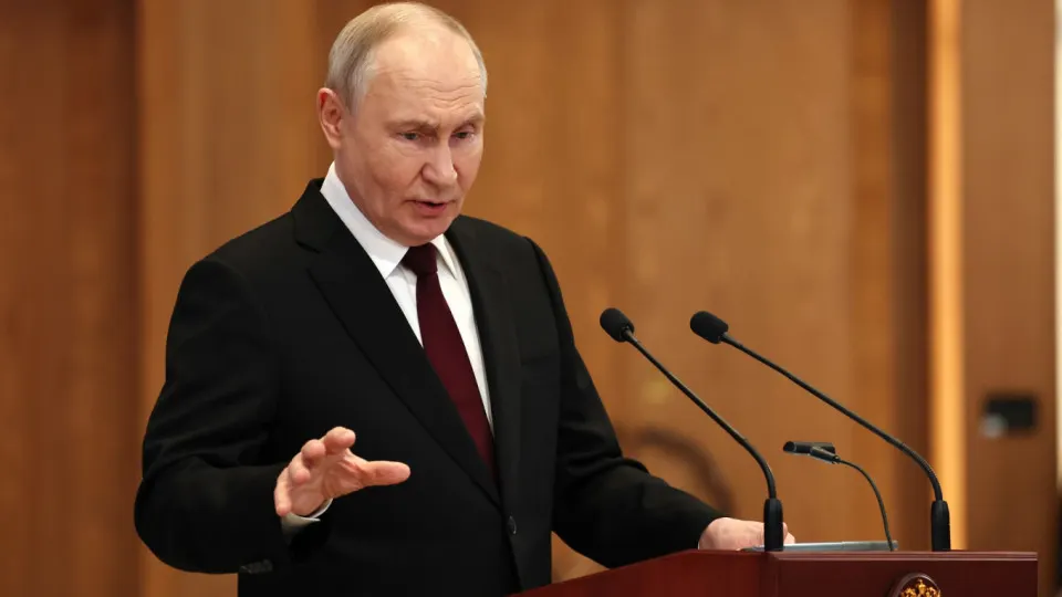 Президент России заявил, что Москва отреагирует ударами, если с территории европейских государств будут запускать беспилотники по российским объектам. Разведка обвиняет Украину и называет предполагаемые базы в Латвии, страны Балтии отвергают претензии.
