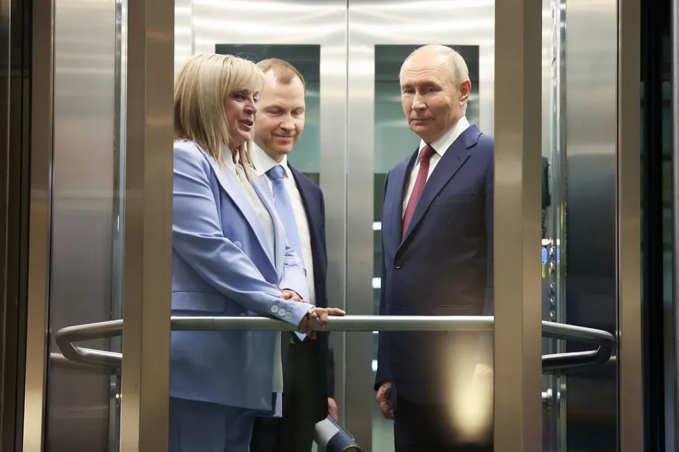 Руководители силовых ведомств предлагают отложить или отменить думские выборы из‑за экономических трудностей, падения рейтингов и угроз безопасности. В администрации президента между сторонниками переноса и защитниками проведения голосования сохраняются споры; официальных документов на столе нет.