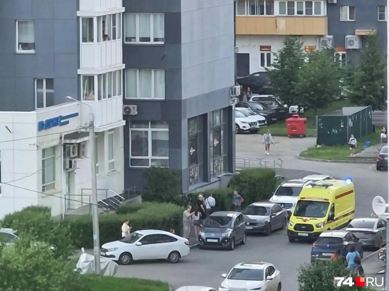 Трагедия произошла 18 июня на Тополиной Аллее: несмотря на попытки реанимации, подросток скончался. По предварительным данным, это несчастный случай.