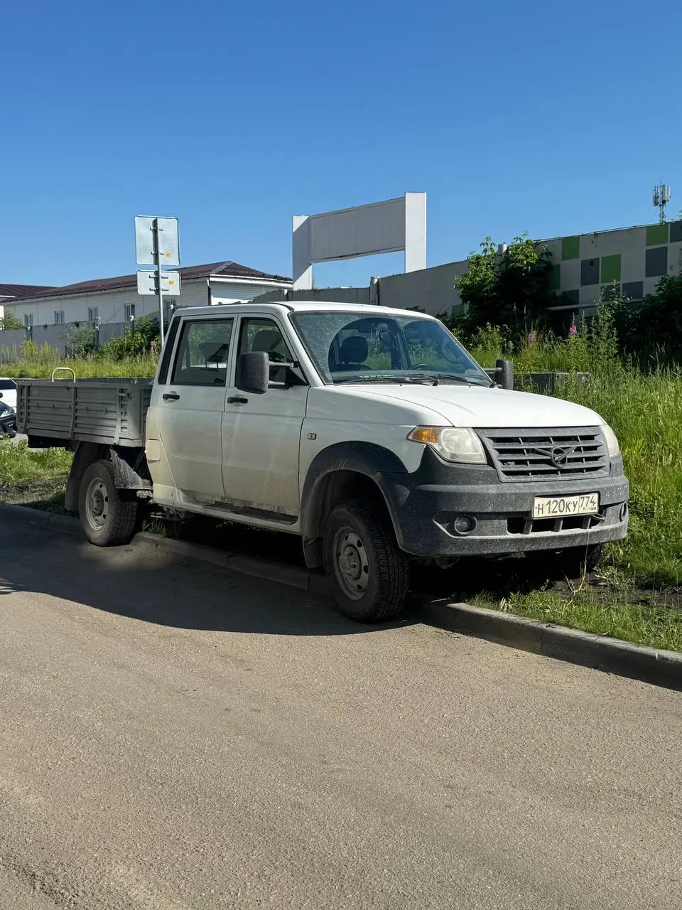 Около 4:00 утра водитель внедорожника заехал на территорию жилкомплекса на улице Блюхера, ездил по газонам и сигналил — соседи обратились в ГАИ.
