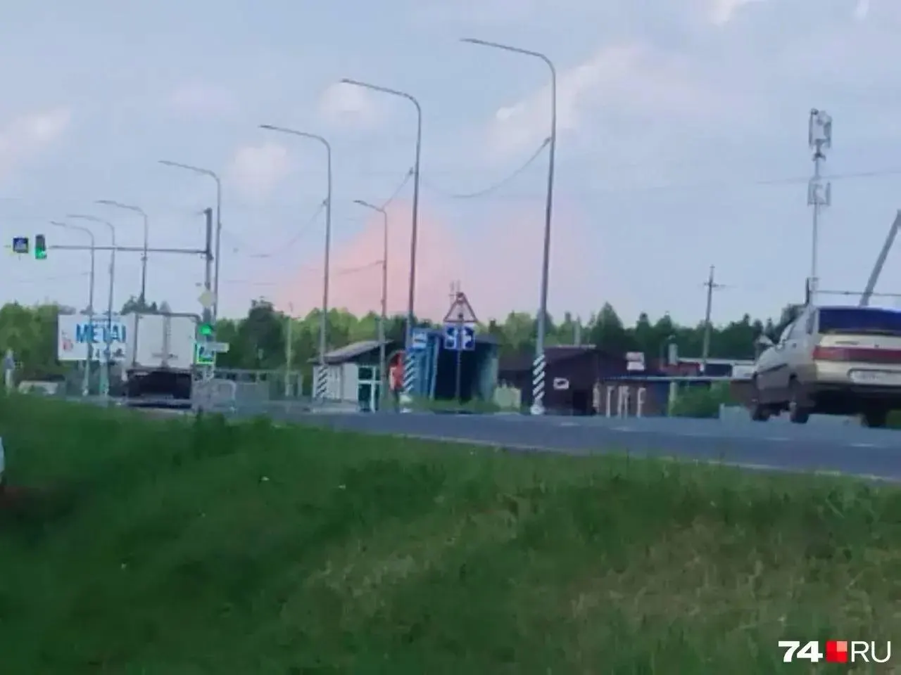 Жители сообщили о розовом тумане над районом ЧМЗ. Меткомбинат заявил о штатной работе, в министерстве экологии не дали пояснений.