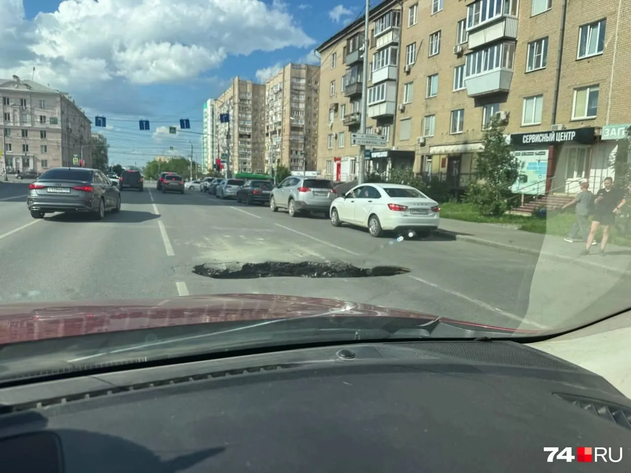 В районе проспекта Ленина на проезжей части образовалась большая яма, растянувшаяся почти на всю ширину полосы. Водители отметили опасное место подручными средствами.