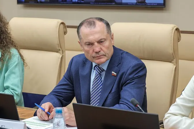 Член Комитета СФ Игорь Мурог предложил закрепить в законе обязанность студентов вузов и колледжей проходить до половины учебного времени на базовых предприятиях. Инициатива мотивируется низкой готовностью выпускников к работе, но вопросы оплаты и защиты прав студентов остаются нерешёнными.
