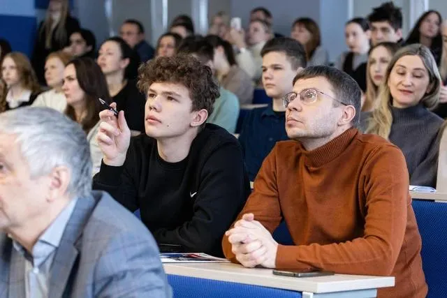 Приёмная кампания‑2026 стартует 20 июня. Абитуриенты Челябинска активно выбирают направления от экономики и IT до культуры и библиотечного дела — ряд специальностей можно поступить без экзаменов.