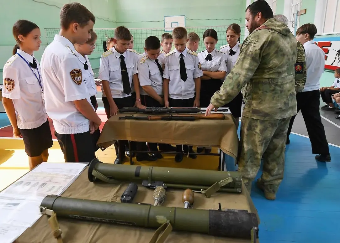 Российское военно-историческое общество предложило привлечь старшеклассников и студентов к интервью с военными и волонтёрами: собранные рассказы хотят использовать в школьных экспозициях и будущем цифровом архиве — по словам общества, инициативу поддержало Минобрнауки.