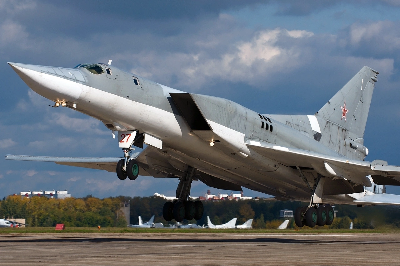 После очередного падения Ту‑22М3 в Иркутской области украинские аналитики оценивают суммарные потери и повреждения этого типа самолётов в 24 единицы — более 70% от возможного парка боеспособных машин.