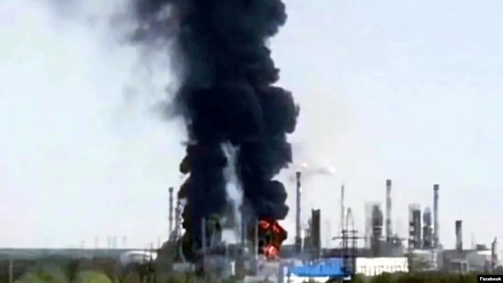 25 июля на Тюменском нефтеперерабатывающем заводе произошёл пожар после атаки, переработка нефти приостановлена. Повреждены установки гидроочистки и производства высокооктанового бензина, сроки восстановления работы неизвестны. Завод — один из крупнейших независимых НПЗ страны; ранее он уже подвергался атакам. В результате ударов по НПЗ в целом по стране снизились объёмы переработки и местами наблюдаются перебои с бензином.