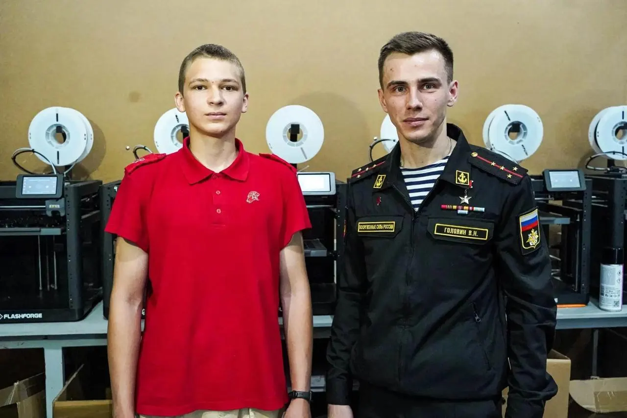 Во время визита на Южный Урал он пообщался с волонтёрами и участниками программы «Герои Южного Урала», обсудил помощь бойцам, вернувшимся с фронта, и ознакомился с экспозицией музея, посвящённого СВО.