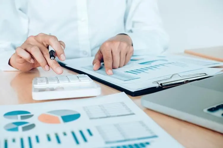 Кредитные организации укрепляют устойчивость, восстанавливают процентную маржу и смещают портфели в сторону надёжных клиентов; одновременно расширяются цифровые сервисы и продукты для бизнеса.