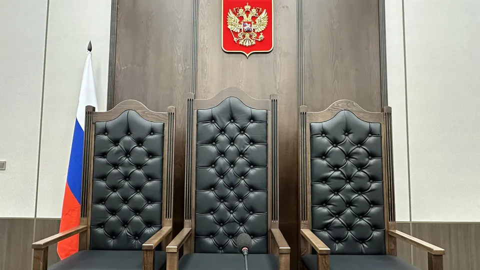 Правительственная комиссия поддержала инициативу Верховного суда о смягчении требований к образованию для ряда должностей в судах. Инициатива призвана сократить дефицит кадров, однако эксперты предупреждают о рисках текучки и необходимости улучшения условий труда.