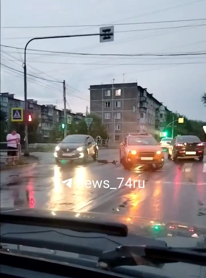 Вечером в Ленинском районе 67‑летний мужчина на электросамокате столкнулся с автомобилем Subaru и получил травмы. Обстоятельства ДТП выясняют сотрудники гибдд.