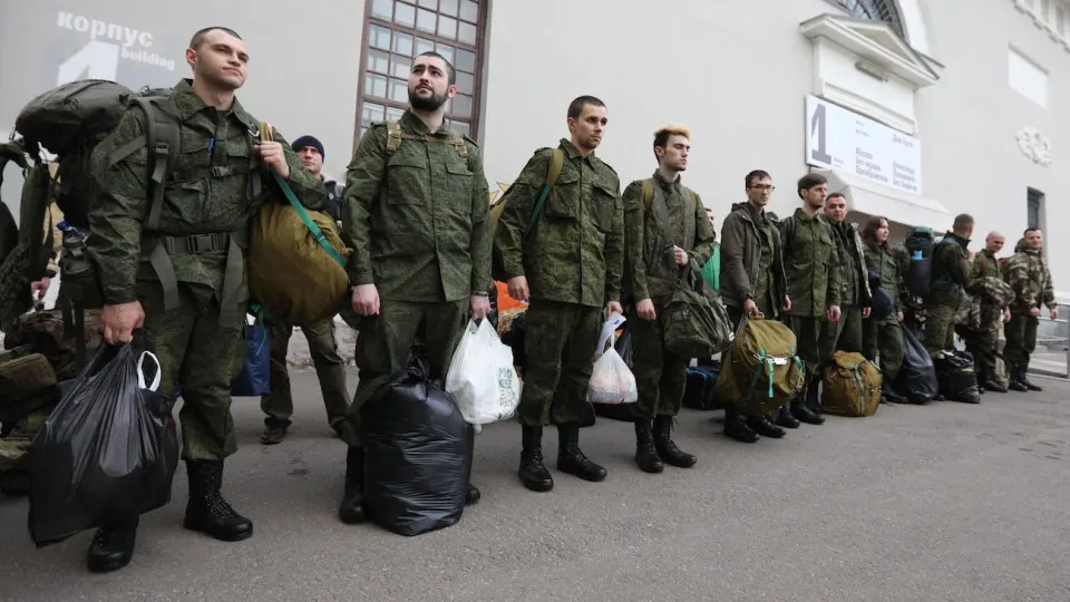 На сайтах вакансий появилось свыше 2,5 тыс. предложений по воинскому учёту и мобподготовке, более половины — опубликованы за последнюю неделю; зарплаты варьируются от 15 до 150 тыс. рублей.