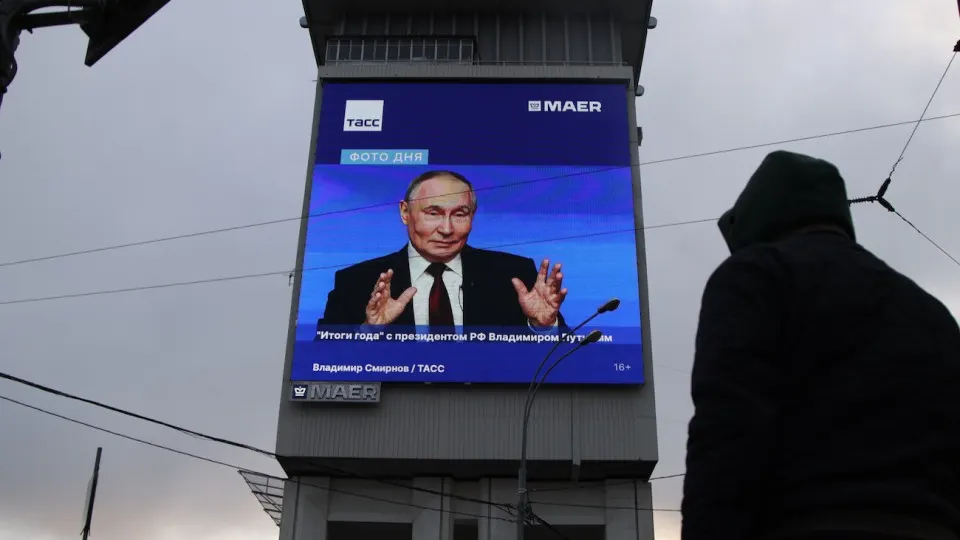 По оценкам Минэкономразвития, ВВП вырос на 0,3% за первое полугодие 2026 года. Рост замедлился по сравнению с прошлым годом, военный сектор отчасти компенсирует падение в гражданских отраслях, но общий прогноз остаётся неустойчивым.