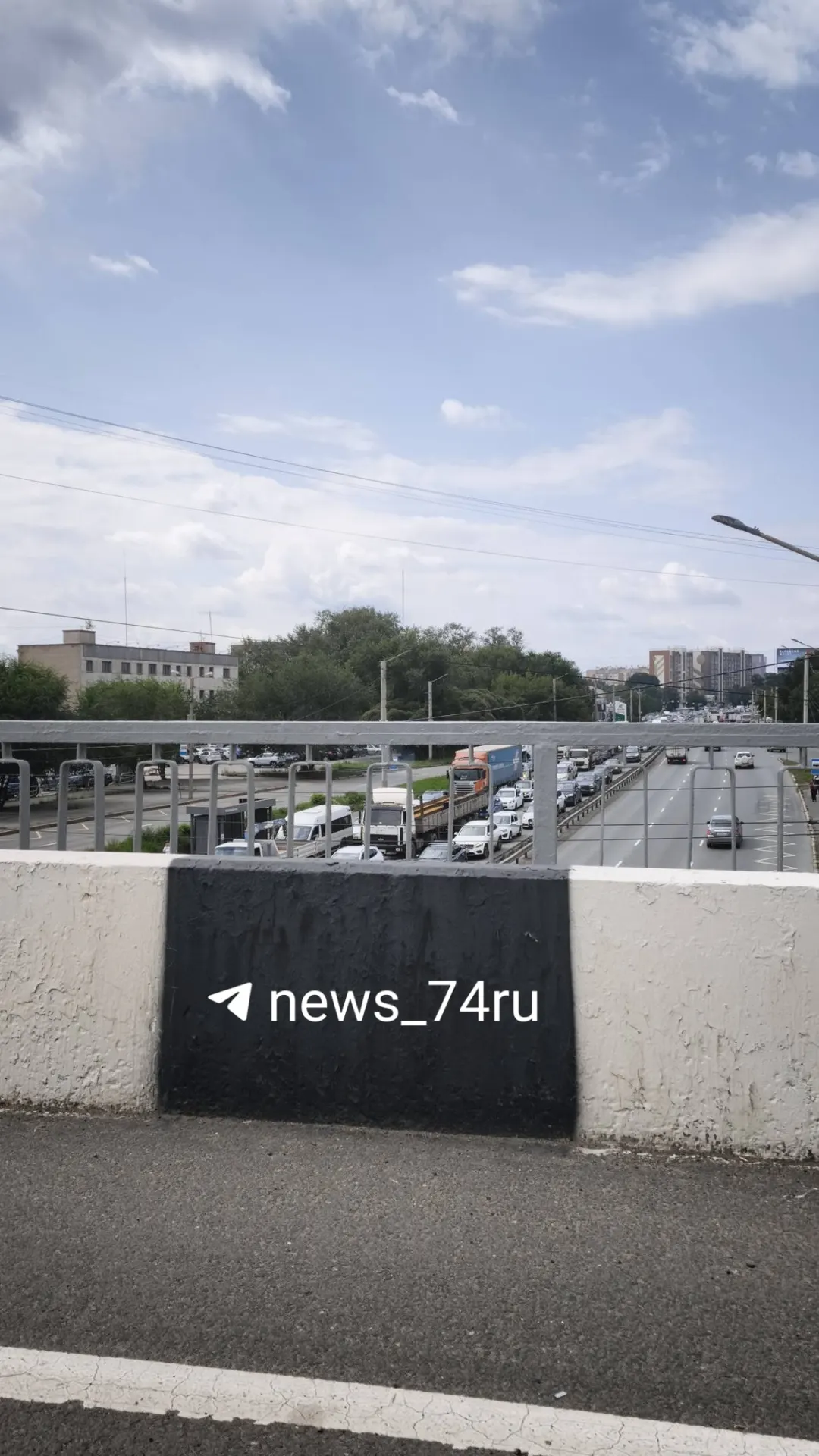 На мосту в Ленинском районе Челябинска произошла авария, движение затруднено.