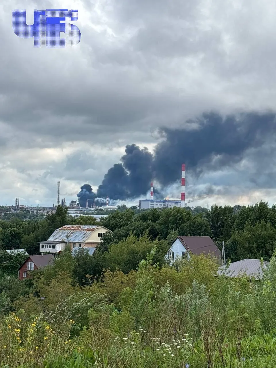 Нефтеперерабатывающий завод в Уфе попал под удар беспилотников. В нескольких соседних регионах, включая Челябинскую область, введён режим повышенной готовности из‑за угрозы БПЛА. Информация предварительная и уточняется.