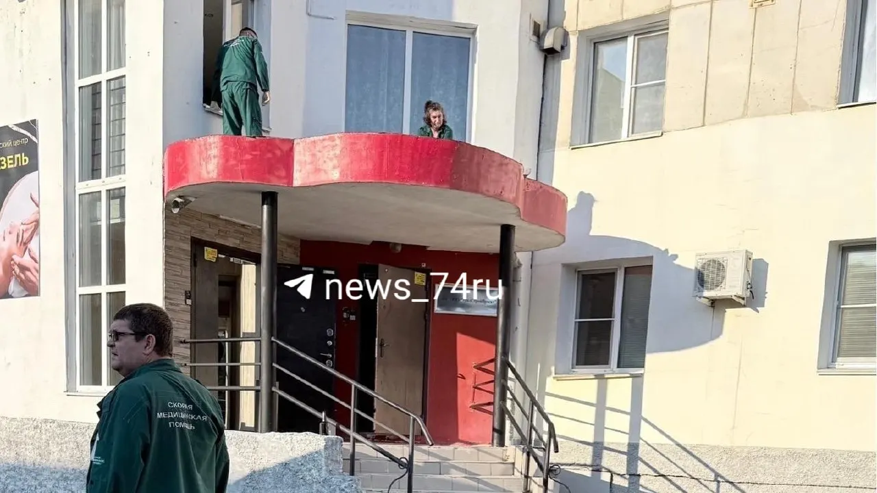 Следственные органы устанавливают обстоятельства произошедшего; тело обнаружено на козырьке дома на Комсомольском проспекте.