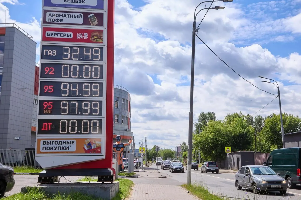 ФАС расширяет контроль над ценами на топливо: зафиксированы десятки дел и предупреждений, а в отдельных регионах бензин дорожает.
