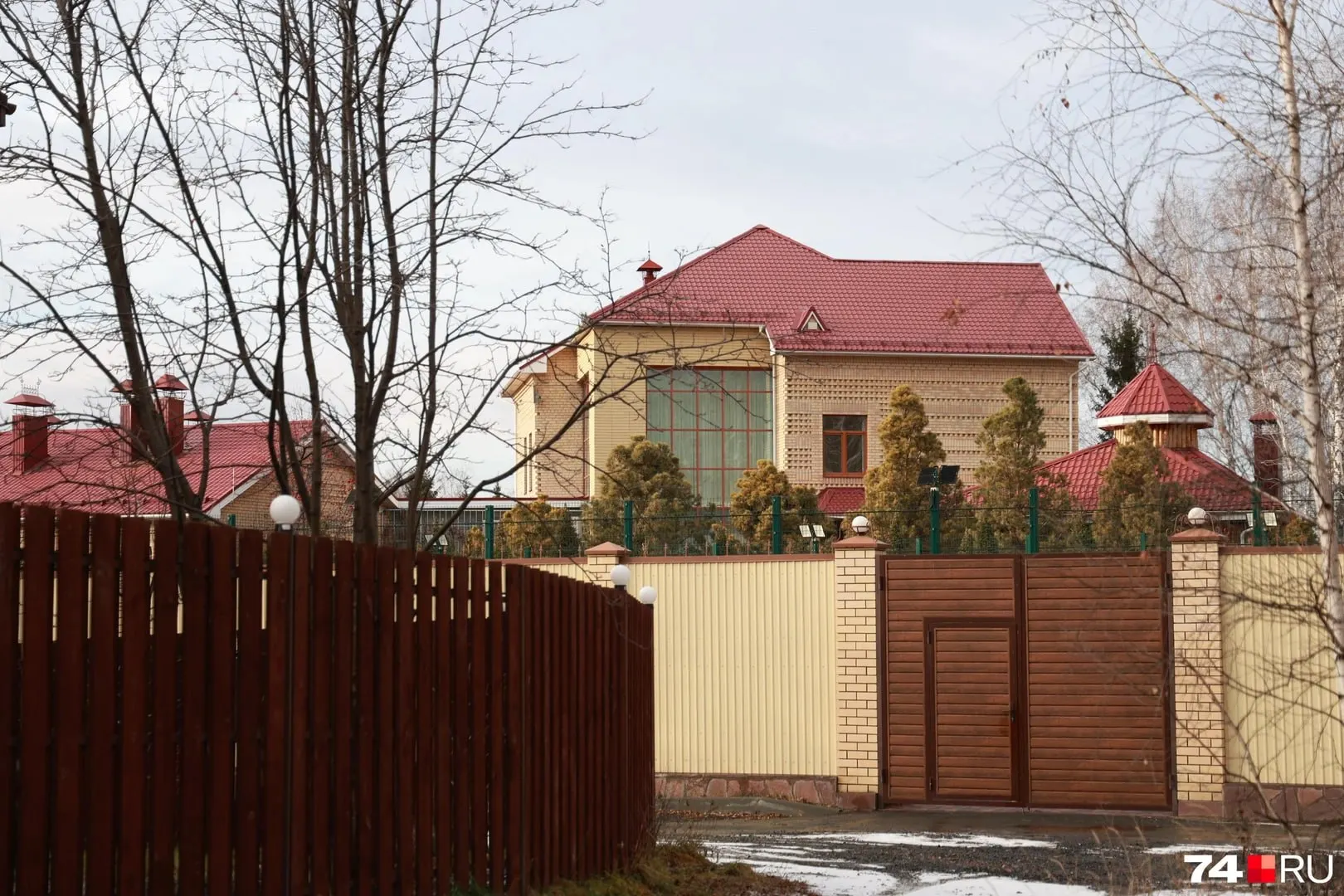 Росимущество требует выселить близких к совладельцу крупной компании из домов и квартир; подробности активов не публикуются. В материалах дела упоминаются случаи выселений и решение суда по одному фигуранту; отдельные лица признаны экстремистами, деятельность запрещена в РФ.