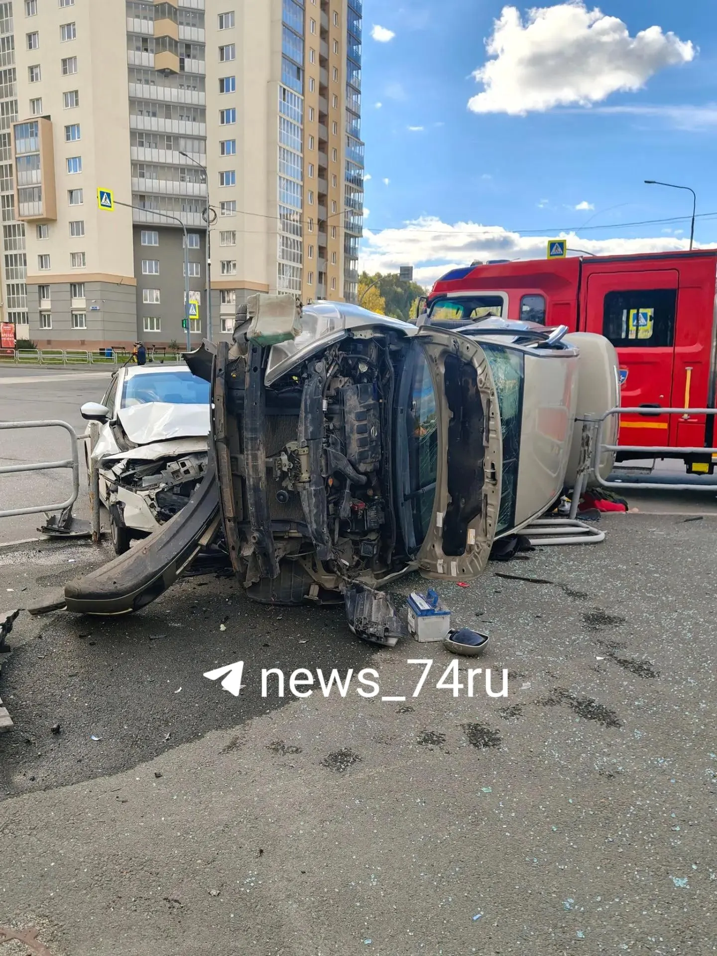Очевидец зафиксировал последствия ДТП на перекрёстке Академика Макеева и 250-летия Челябинска: столкновение двух машин привело к опрокидыванию и повреждению забора.