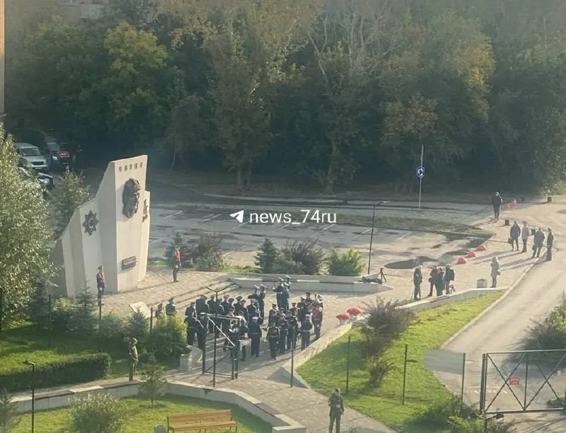 Во время подготовки памятной церемонии у стелы Танкистам без предупреждений увезли автомобили жильцов. Некоторые владельцы нашли свои авто позже рядом с местом событий.