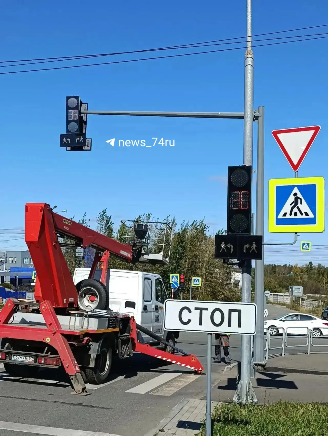 Светофор на Ньютоне отремонтирован, пешеходам рекомендовано внимательнее смотреть по сторонам и безопаснее переходить дорогу.