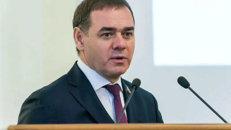 Заместитель губернатора Александр Лазарев покидает пост по инициативе работника. Текслер подписал постановление о расторжении трудового договора с 28 сентября; он курировал связи Южного Урала с новыми регионами и контроль распределения строительных подрядов с 2023 года.