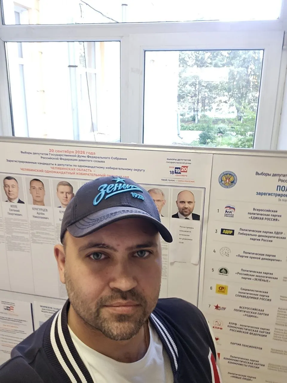 Чтобы не перепечатывать бюллетени, избирком поручил участковым комиссиям вручную заклеивать стенды и вычеркивать партию «Яблоко» из бюллетеней за считанные минуты до начала голосования.