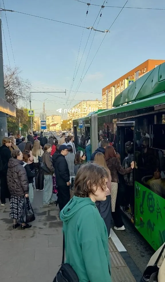 Пассажиры жалуются на редкие рейсы по маршрутам №64 и №17а в начале сентября; власти обещают усиление после отпускного периода.