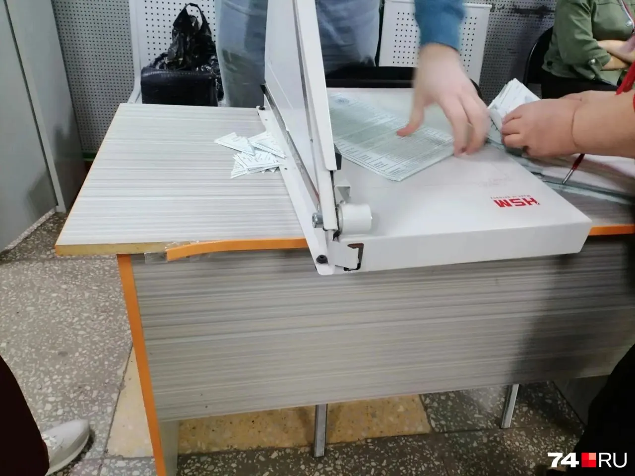 Подсчет второй партии бюллетеней идёт на участке; сотрудники УИК, в основном учителя, устали после трехдневной избирательной кампании; число непогашенных бюллетеней держится в пределах регламента.