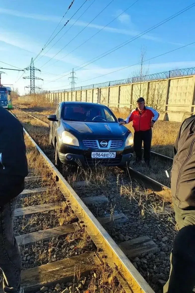 По предварительным данным водитель находился в состоянии опьянения; движение трамваев на ЦХП временно остановилось, затем возобновилось.