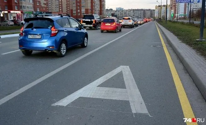 Из-за конфликтов вокруг новой выделенной полосы для автобусов на Бейвеля образуются заторы; обсуждаются возможные решения.