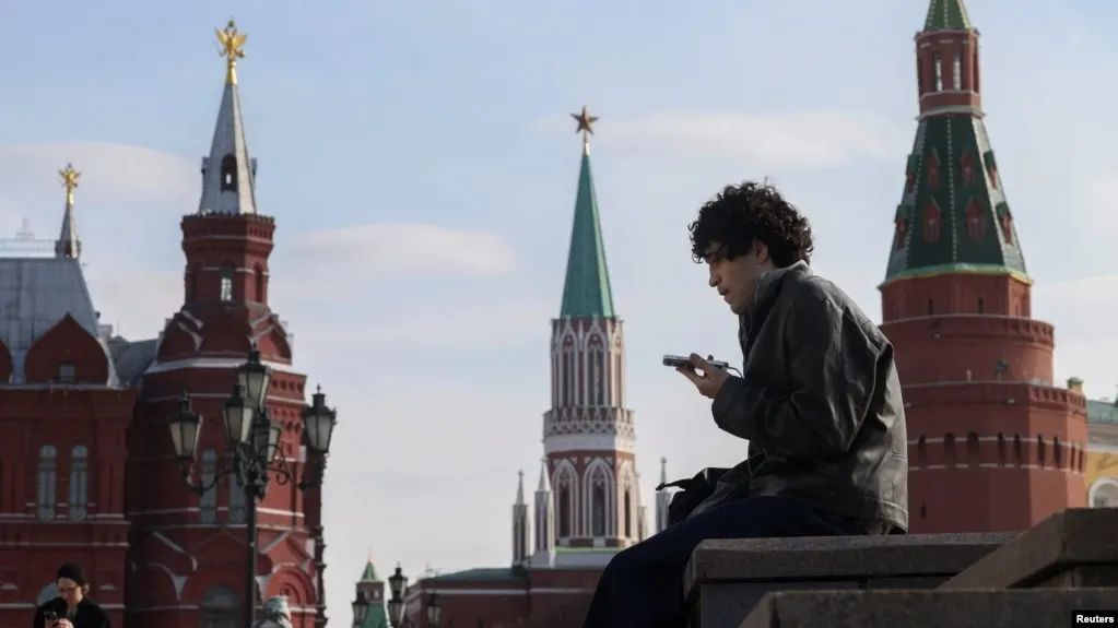 Законопроект предусматривает идентификацию детей в соцсетях и ограничение времени онлайн‑активности несовершеннолетних; в документе приводятся примеры зарубежной практики.