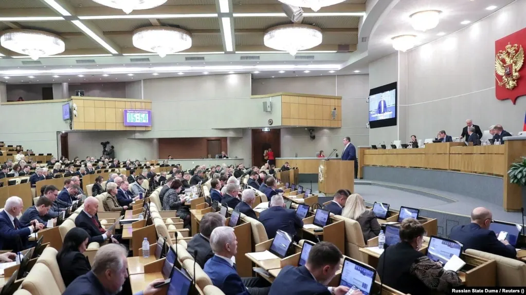 Законопроект расширяет возможность привлекать к административной ответственности граждан, проживающих за рубежом, за действия «направленные против интересов России»; предусмотрены перечень правонарушений и мера в виде ареста имущества по решению суда.