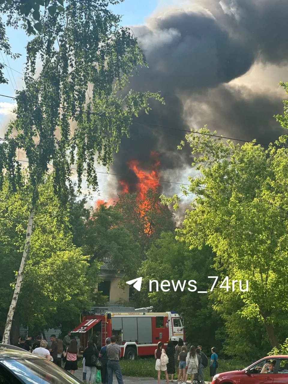 На территории ЧМЗ на улице Жукова заметили большой столб дыма и пламя. Пожарные работают на месте, по предварительным данным пострадавших нет.