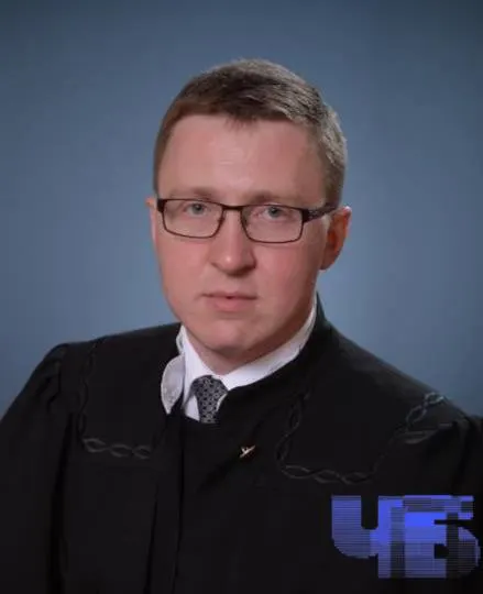 Квалификационная коллегия судей прекратила полномочия судьи Арбитражного суда Челябинской области Вячеслава Бушуева — формально из‑за «деятельности, несовместимой с должностью». Коллегия сочла некоторые благотворительные переводы политической активностью.