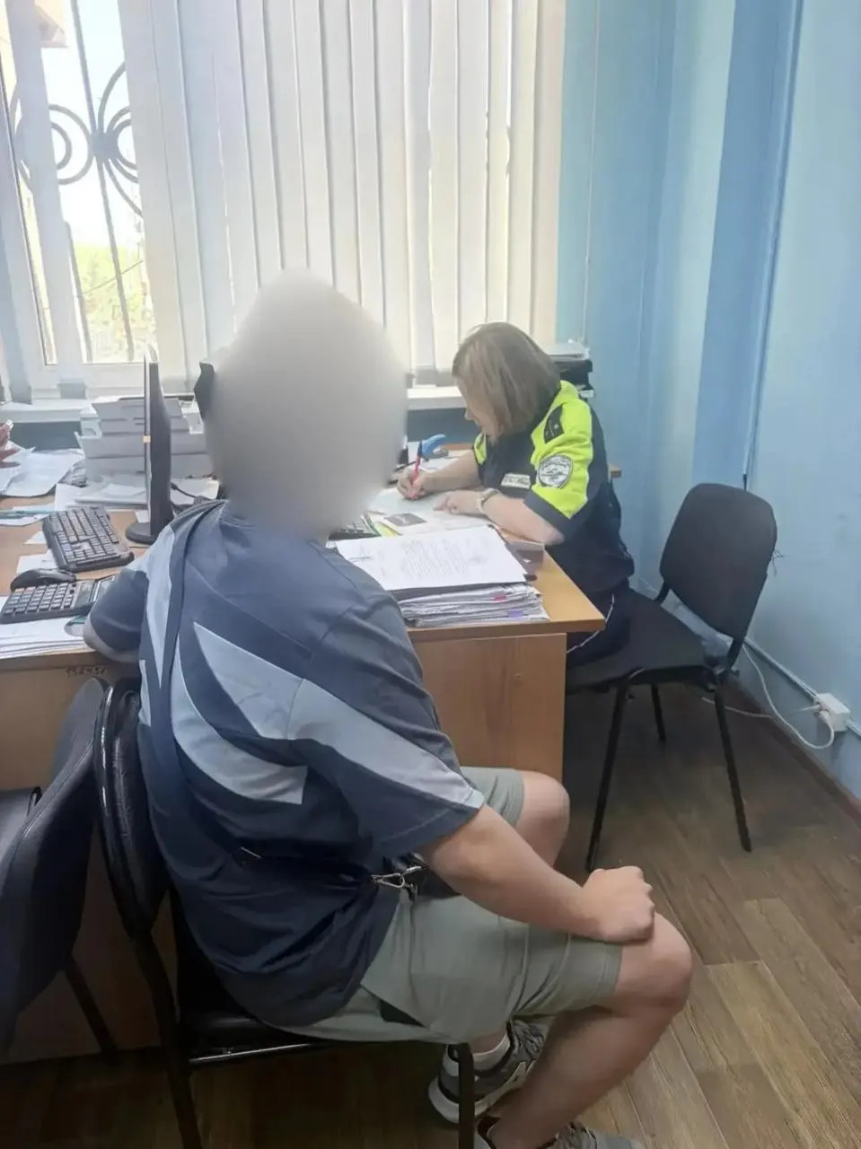 Госавтоинспекция нашла одного из участников шумного заезда: водителю иномарки выписали протокол за перевозку пассажира вне кабины и оштрафовали. Поиск остальных мотоциклистов продолжается.