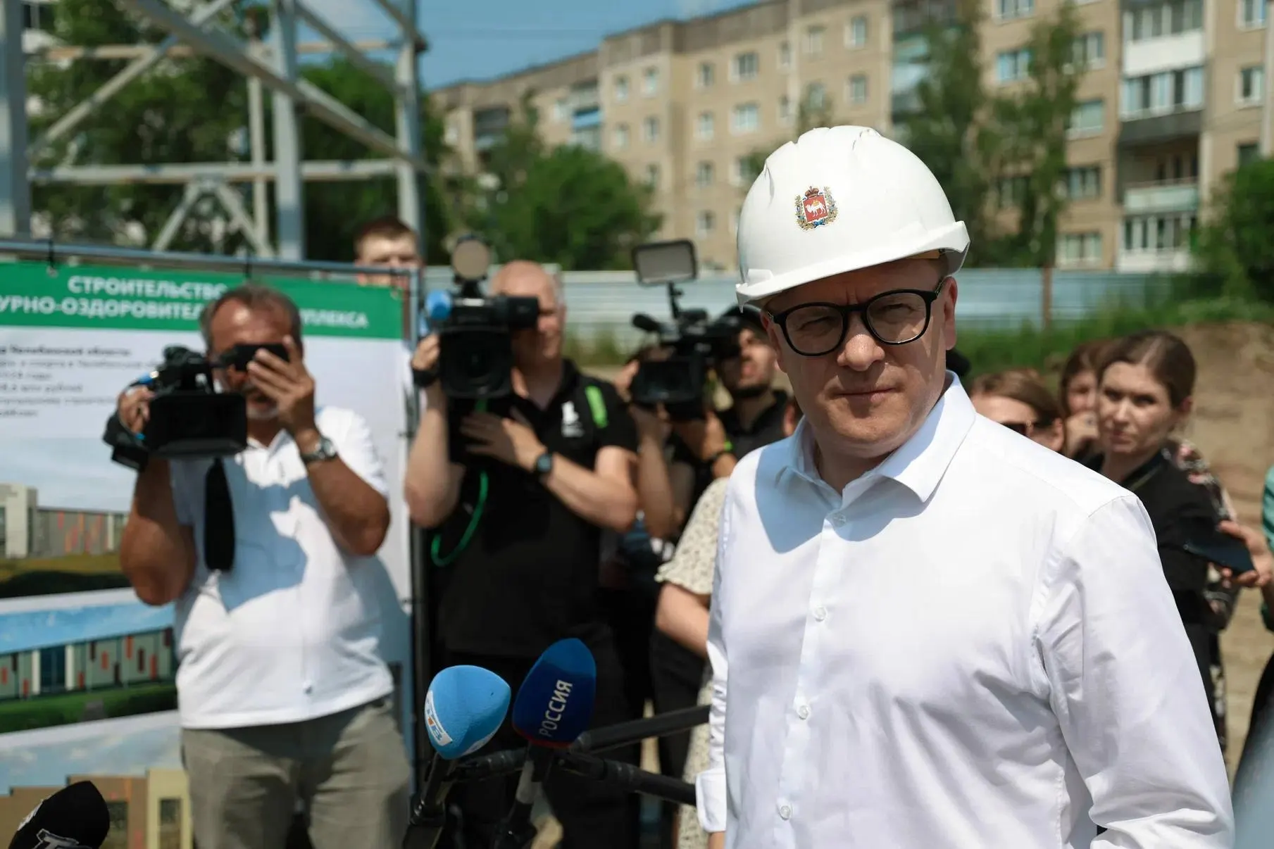 За январь—апрель 2026 года в регионе ввели 412 тыс. кв. м жилья — это 48% от уровня прошлого года; индивидуальное строительство упало почти втрое.