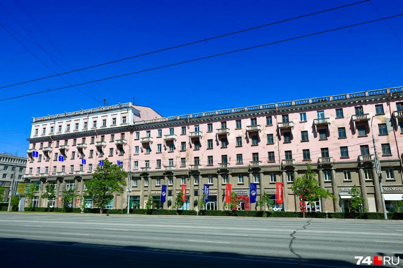 Здание на проспекте Ленина, 52 — памятник архитектуры 1930-х годов, закрыто с 2020 года. Жители заметили вынос мебели и оконных рам, но в руководстве гостиницы заявляют, что ремонта в ближайшее время не планируется.