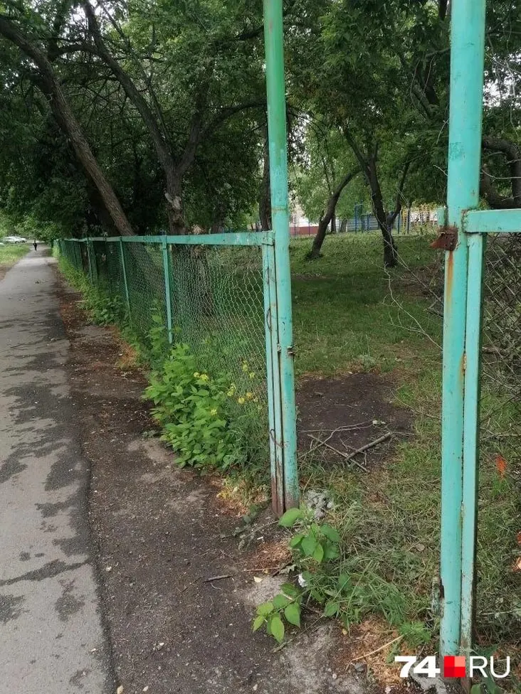 Группа молодых людей срезала секцию ограждения у школы, открыв проход через территорию. Директор изучил запись с камер и обратился в полицию, проводится проверка.
