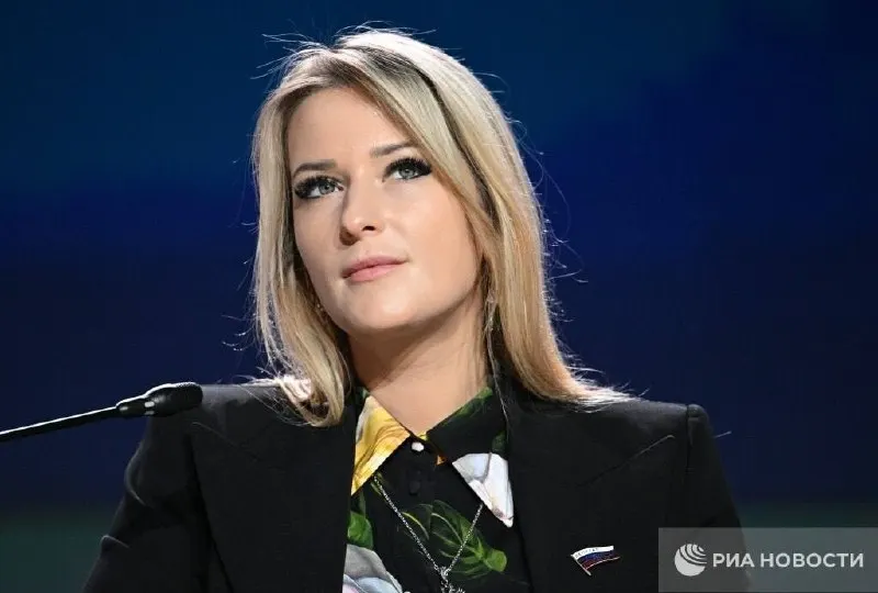 Яна Лантратова, 37 лет, известна своей активной позицией против оппозиции и блогеров. Её назначение омбудсменом вызывает вопросы о независимости института защиты прав человека и возможном усилении административного влияния.