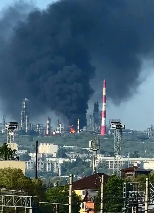 Ночные удары беспилотников привели к гибели двух человек в Сызрани и ранению нескольких жителей в Белгородской области; в ряде регионов работают силы ПВО.